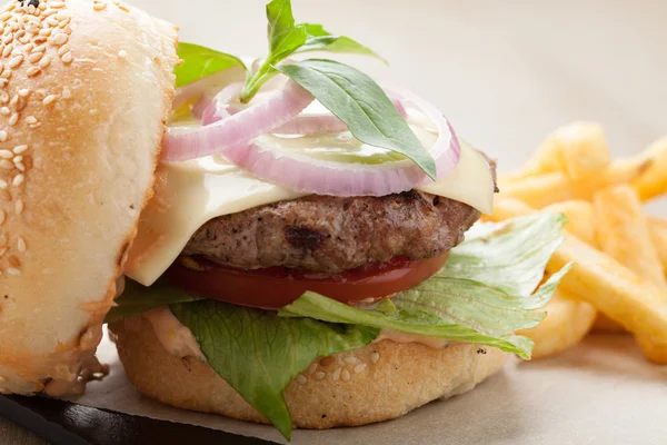 Sanduíche de carne de trigo hambúrguer, batatas fritas, ketchup servido fo Imagens De Bancos De Imagens Sem Royalties