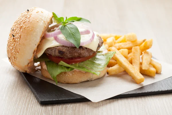Pszenica wołowiny kanapki hamburgera, smażone ziemniaki, keczup serwowane fo Obrazek Stockowy