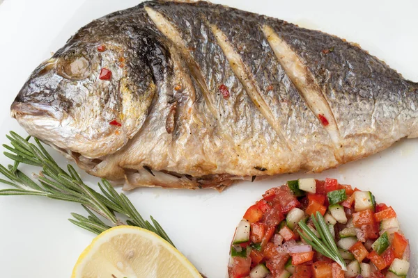 Plato de mariscos mediterráneos gourmet. Cabeza dorada de pescado a la parrilla con v —  Fotos de Stock