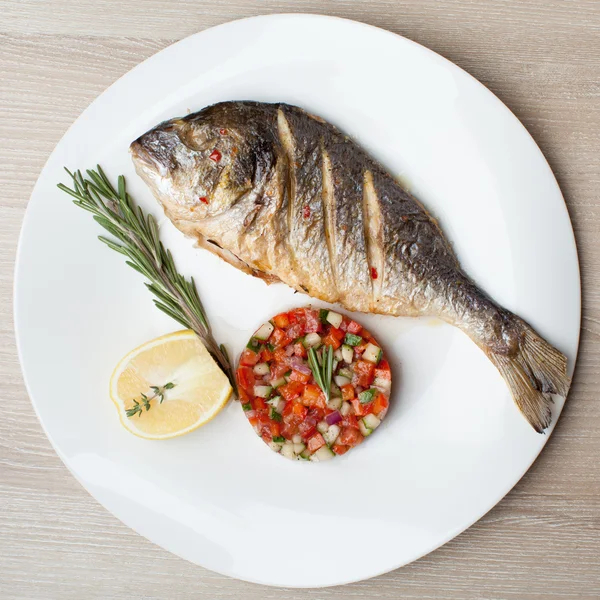 Plat gastronomique de fruits de mer méditerranéens. Poisson grillé tête de doré avec v Image En Vente