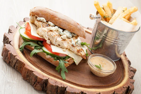 Buğday tavuk sandviç hamburger, patates kızartması, hardal sosu. Se