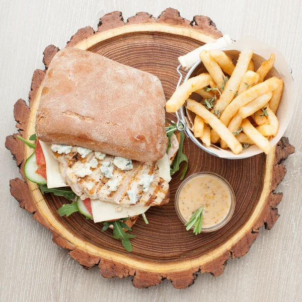 Buğday tavuk sandviç hamburger, patates kızartması, hardal sosu. Se