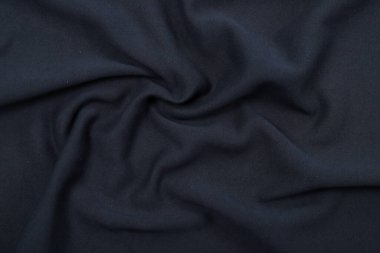 Kumaşta pliseler, koyu mavi kumaşlar, kıvrımlar.