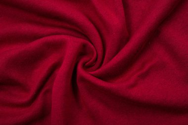 Kumaşta pliseler, kıpkırmızı kumaşlar, kıvrımlar.