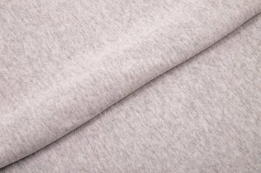 Kumaşta pliseler, açık gri renkli örgü malzemeler, kıvrımlar.