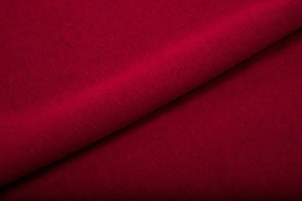 Plecionki na tkaninie, dzianiny w kolorze karmazynowym, zagięcia — Zdjęcie stockowe