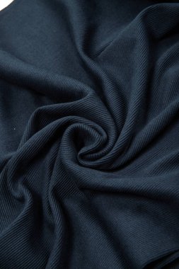 Kumaşta pliseler, koyu gri renkli örgü kumaşlar, kıvrımlar.