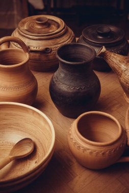 Bir atölyede rafta geleneksel Rus çömleği