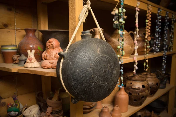 Bir atölyede rafta geleneksel Rus çömleği