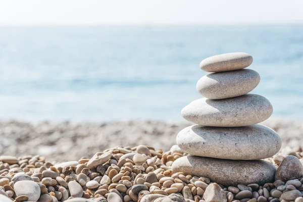 Zen Entspannen Hintergrund Eine Steinpyramide Strand Bei Klarem Sonnigem Wetter — Stockfoto