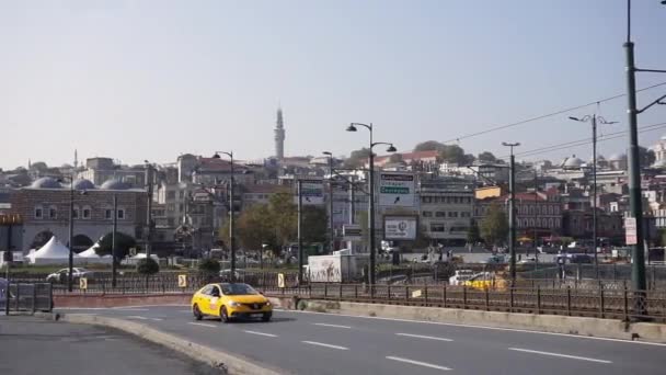 Уличное движение в Стамбуле (Турция) с панорамой старой части города. Транспорт и люди на мосту — стоковое видео