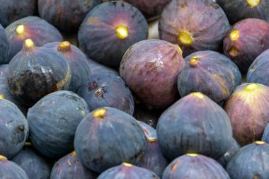 Meyve pazarında ya da markette taze incir. Güney yaz meyveleri