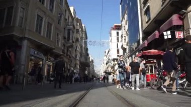 İstiklal Caddesi. İstanbul 'un merkezinde turizm ve alışveriş caddesi.