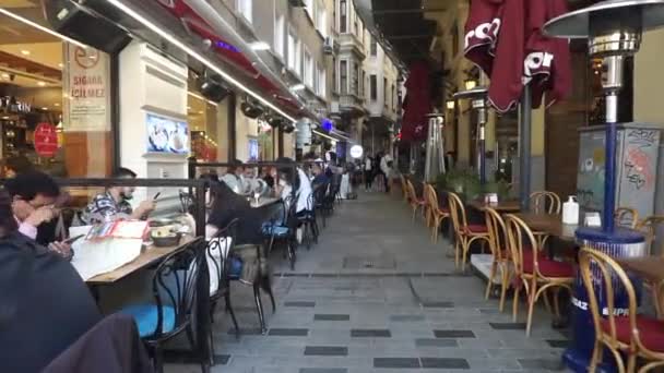 イスタンブールにカフェやレストラン。イスタンブールの観光ストリートとストリートライフ — ストック動画