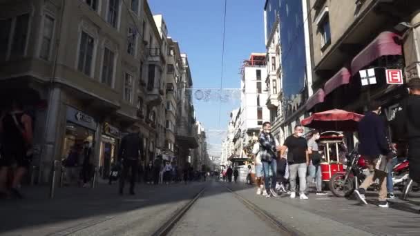 İstiklal Caddesi. İstanbul 'un merkezinde turizm ve alışveriş caddesi. — Stok video
