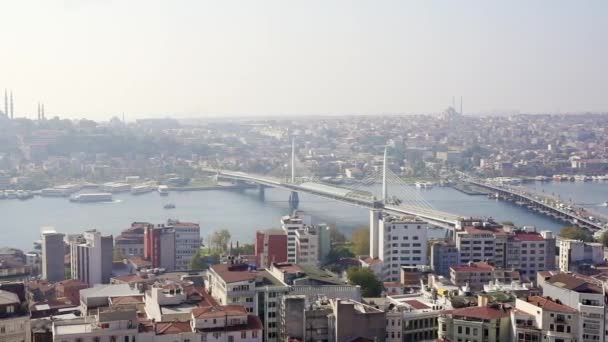 塔の高さからイスタンブールのパノラマ。ボスポラスビュー、モスク、都市建築 — ストック動画