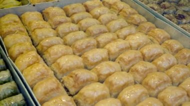 İstanbul 'daki bir pastanenin tezgahında Türk tatlıları (baklava ve Türk lokumu)