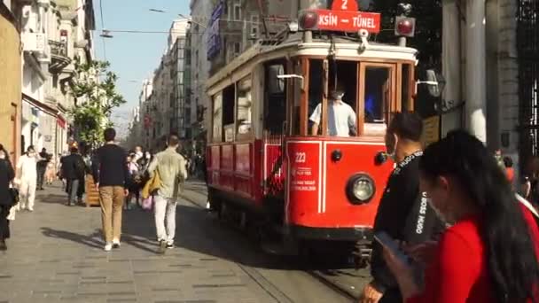 Istiklal utca. Turisztikai és bevásárló utca központjában Isztambul. — Stock videók