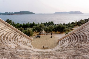 Kas (Türkiye) 'deki antik Yunan amfitiyatrosu. Deniz kenarındaki antik amfi tiyatro. Antika manzaralı.