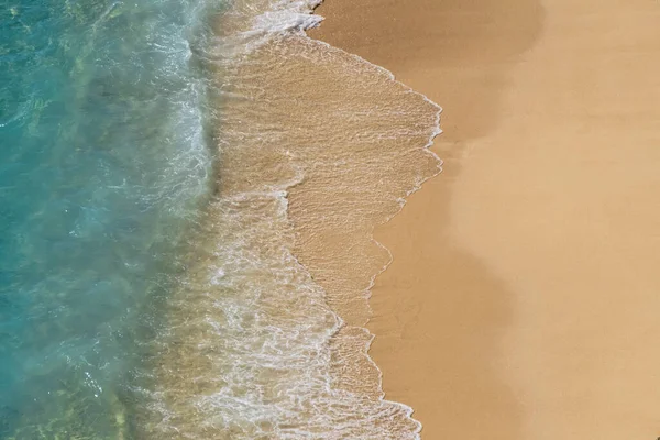 Krásná Prázdná Pláž Shora Tyrkysovou Mořskou Vodou Čistým Pískem Mořská — Stock fotografie