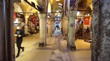 İstanbul 'daki Grand Bazaar' da. İstanbul 'un ana turizm pazarı turistlere hediyelik eşya ve hediye satıyor.