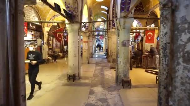 İstanbul 'daki Grand Bazaar' da. İstanbul 'un ana turizm pazarı turistlere hediyelik eşya ve hediye satıyor. — Stok video
