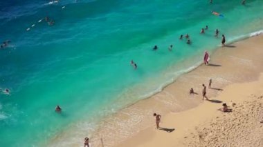 Kaputas plajı, Türkiye. Yazın bir Türk tatil köyünde güneş pansiyonları ve turistlerle güzel turkuaz plajlar