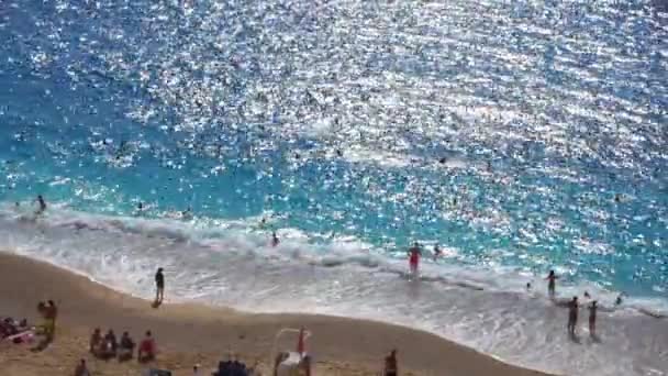 Playa de Kaputas, Turquía. Hermosa playa turquesa con tumbonas y turistas en un resort turco en verano — Vídeos de Stock