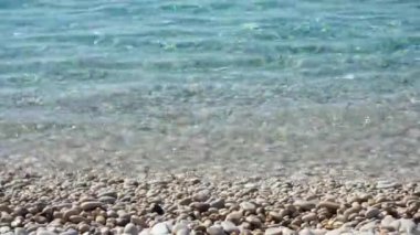 Deniz suyu sahile sıçrar. 