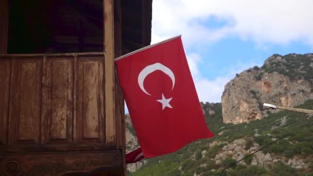 Bandera turca en el fondo de la naturaleza. Política y economía de Turquía — Vídeo de stock