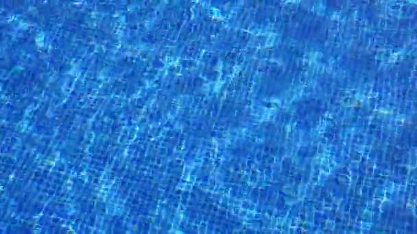 Acqua blu con bagliore di sole in piscina. Sfondo e texture di acqua limpida per il nuoto — Video Stock