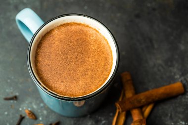 Masala çayı (masala chai). Sıcak Hint içeceği. Süt ve çaya dayanır. Baharat ve otlar da eklenir..