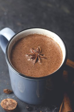 Masala çayı (masala chai). Sıcak Hint içeceği. Süt ve çaya dayanır. Baharat ve otlar da eklenir..