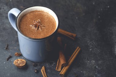 Masala çayı (masala chai). Sıcak Hint içeceği. Süt ve çaya dayanır. Baharat ve otlar da eklenir..