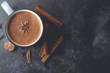Masala çayı (masala chai). Sıcak Hint içeceği. Süt ve çaya dayanır. Baharat ve otlar da eklenir..