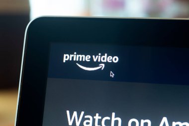 Bilgisayar ekranında birinci sınıf Amazon logosu. İnternet kaynağı Prime video Amazon 'un ana sayfası