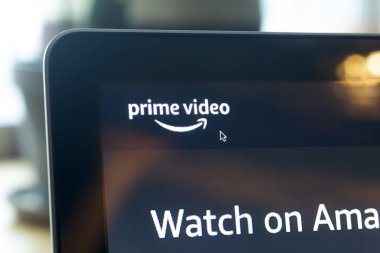 Bilgisayar ekranında birinci sınıf Amazon logosu. İnternet kaynağı Prime video Amazon 'un ana sayfası
