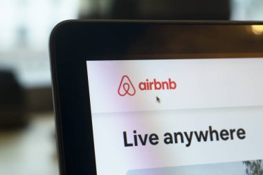 Bilgisayar ekranında Airbnb logosu. Airbnb internet kaynağının ana sayfası 