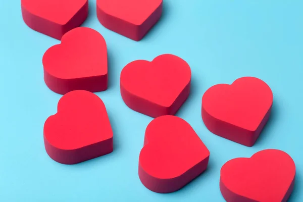 Passado Dia Dos Namorados Corações Vermelhos Num Fundo Azul Mínimo — Fotografia de Stock