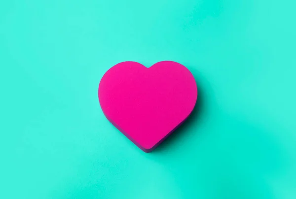 Passado Dia Dos Namorados Coração Vermelho Sobre Fundo Verde Mínimo — Fotografia de Stock
