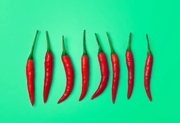 Renkli Yeşil Arka Planda Kırmızı Biber Asya Meksika Mutfağı Baharatlarının — Stok fotoğraf