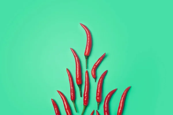 Renkli Yeşil Arka Planda Kırmızı Biber Asya Meksika Mutfağı Baharatlarının — Stok fotoğraf