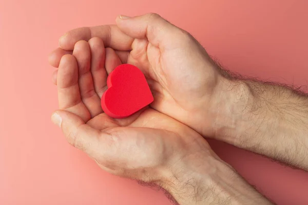 Coração Nas Mãos Homem Fundo Colorido Doação Caridade Tratamento Saúde — Fotografia de Stock