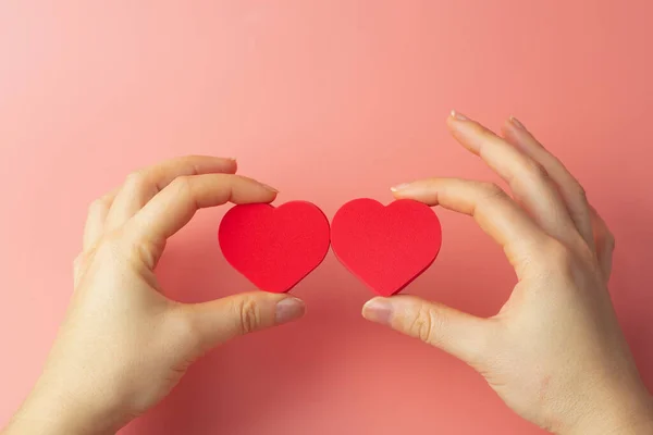 Coração Nas Mãos Uma Fêmea Fundo Colorido Doação Caridade Tratamento — Fotografia de Stock