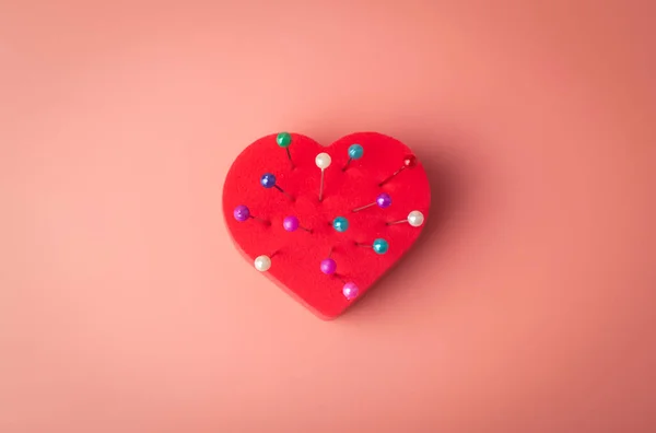 Corazón Con Agujas Sobre Fondo Color Amor Infeliz Traición Disputa —  Fotos de Stock