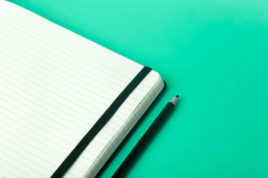 Masaüstündeki yapışkan notlar için not defteri. Ofis masaüstü, yönetim ve zamanlama kavramı.