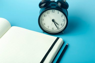 Çalar saati olan yapışkan notlar için not al. Ofis masaüstü, yönetim ve zamanlama kavramı.
