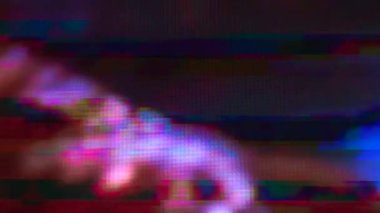 Arıza geçmişi. Dijital ekranda bulanık gürültü arızası etkisi. Dijital eserler ve VHS efektleri