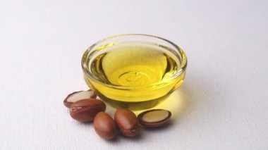 Beyaz arka planda Argan tohumları. Argan yağı bazlı kozmetik konsepti