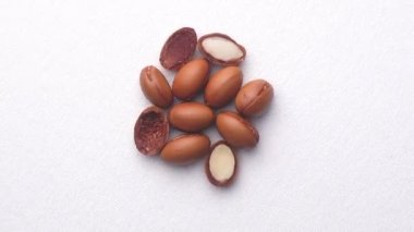 Beyaz arka planda Argan tohumları. Argan yağı bazlı kozmetik konsepti